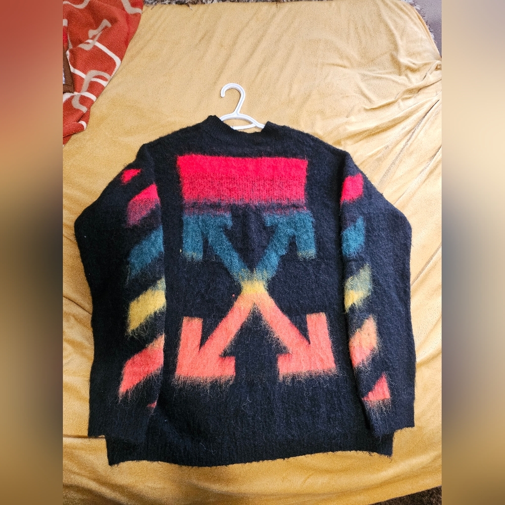 Off-white knit sweat shirt